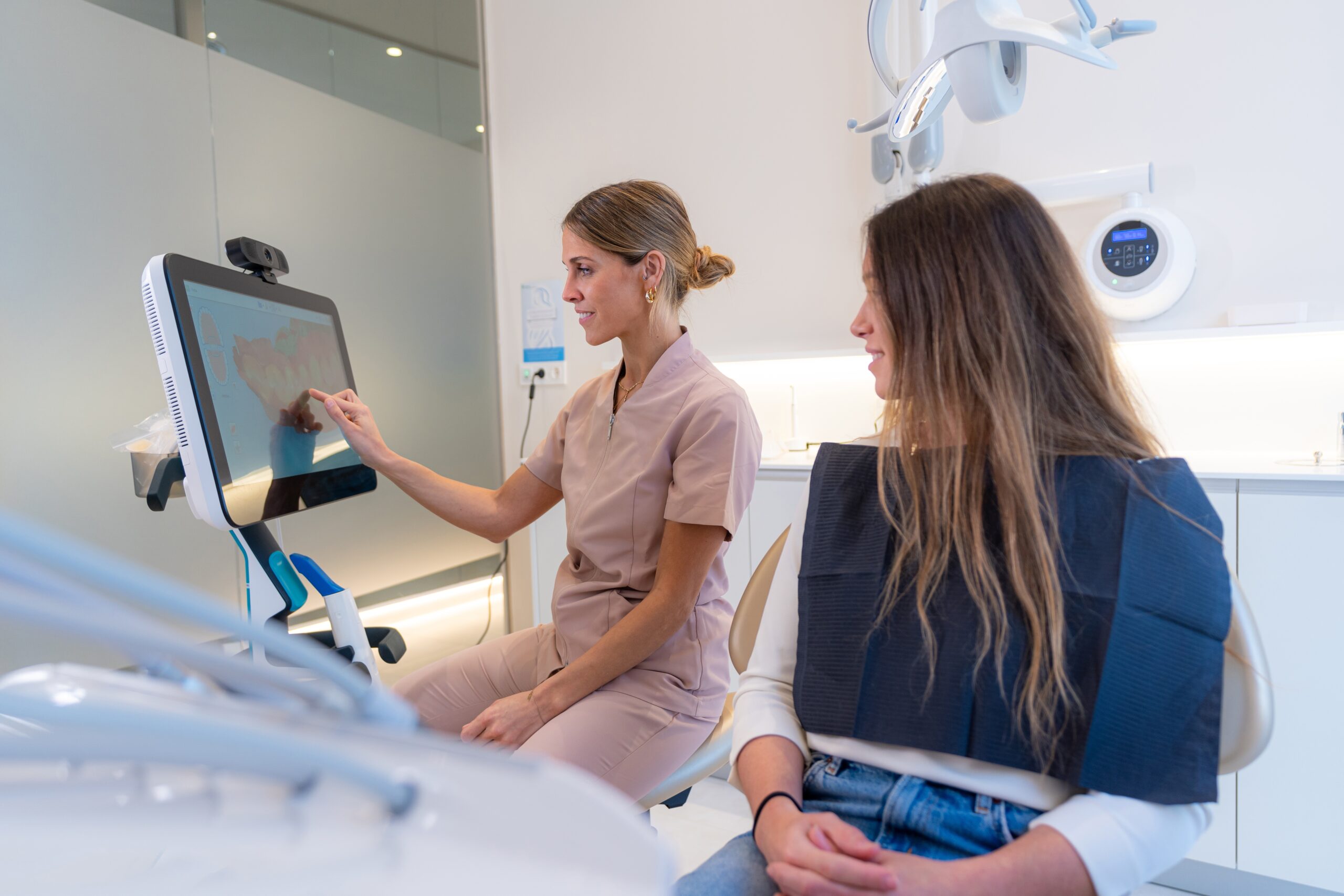 Dentist,Using,Modern,Technology,To,Explain,A,Dental,Procedure,To